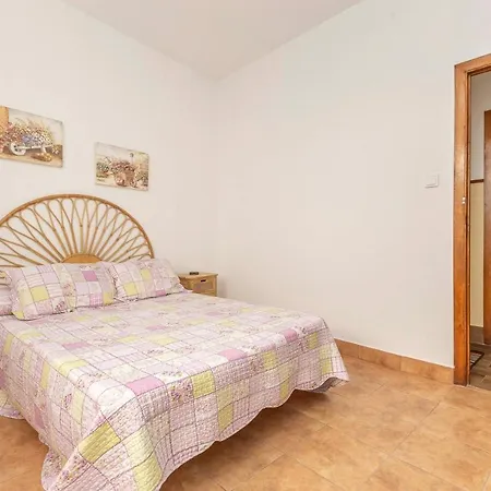 - 4 Bedrooms - 0275 Апартаменти